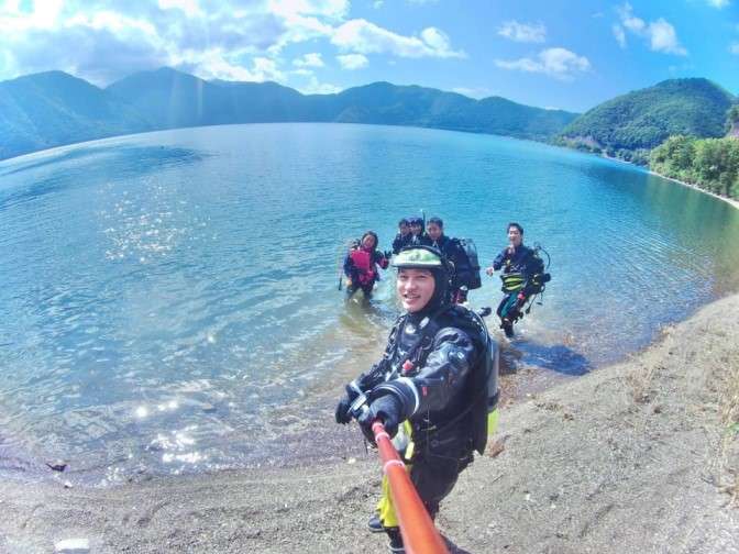 富士五湖最高の透明度「本栖湖」で高所ダイビング！！