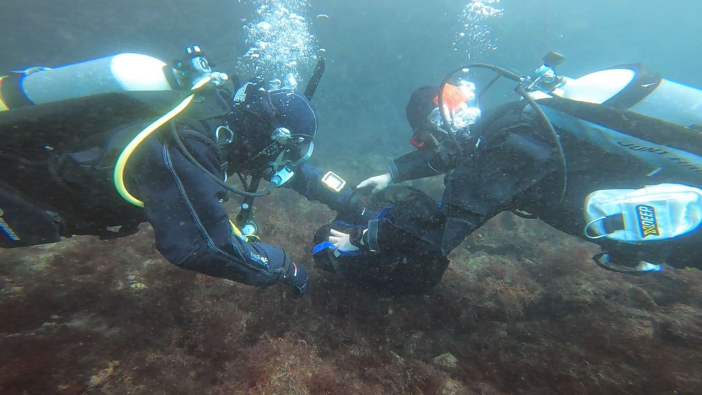 作業ダイブとは？ダイバーが水中で行う仕事を解説