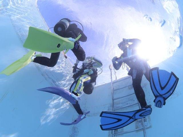 PADI IDCでトレーニングするダイバー