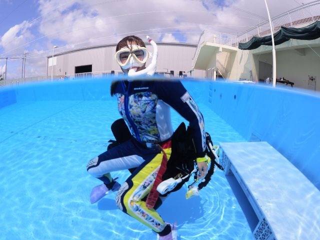 稲取マリンスポーツセンターのダイビングプール講習風景