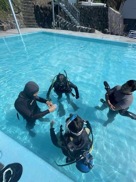 ダイブマスター：限定水域での体験ダイビングプログラム