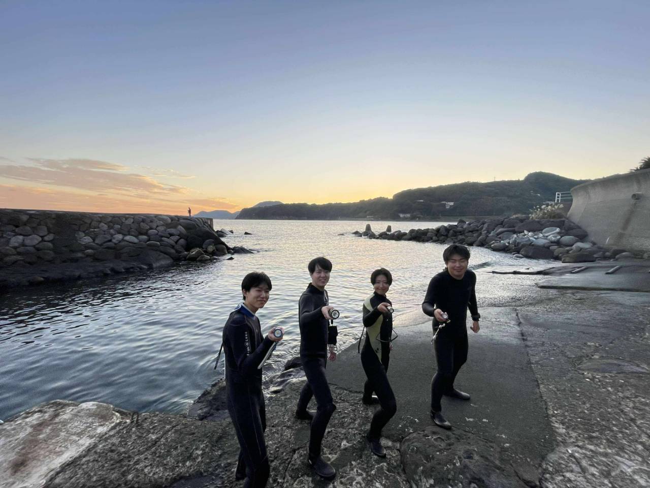 初めてのナイトダイビング！静かな海にキラキラ輝く夜の世界