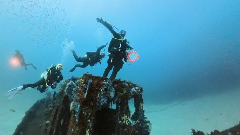 沈船ダイビングを楽しむダイバーたち